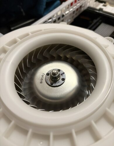 パナソニックドラム式洗濯機ファンモーターを取り付け動作確認をするところ